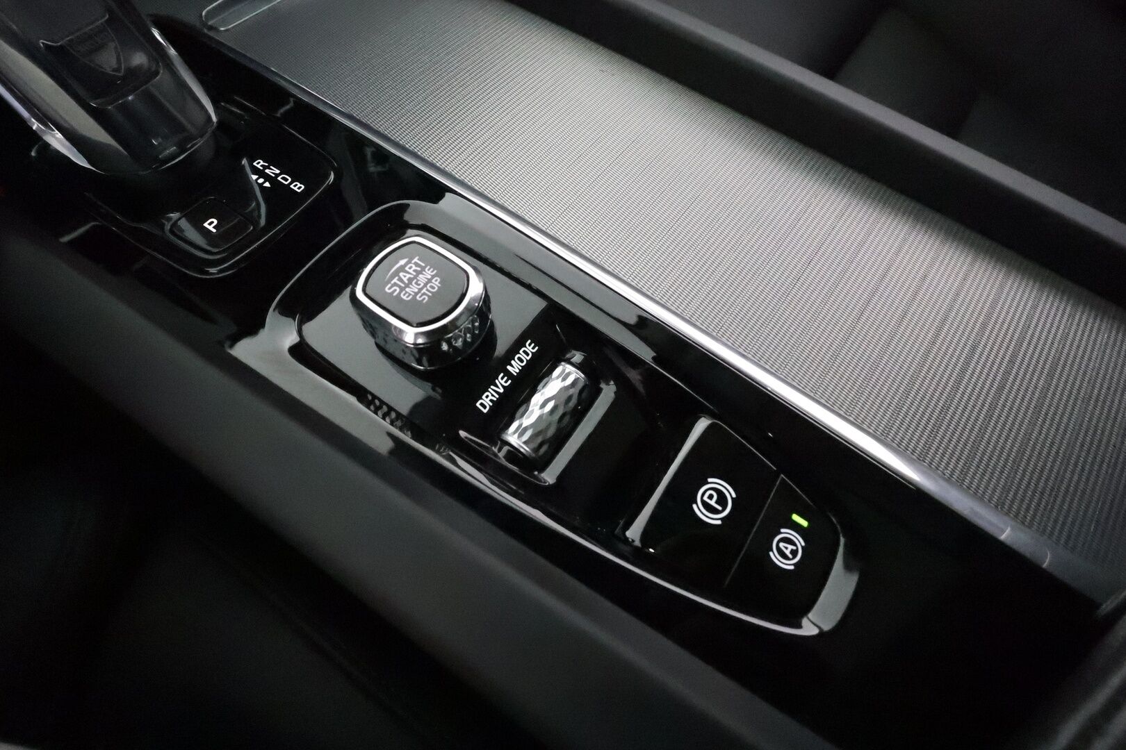 Volvo XC60 2019 T8 AWD Inscription aut **ACC / Ilma-alusta / Koukku / Panorama / Muistipenkki / P.kamera / Full LED / BLIS / Webasto** - Suomi-auto / Kahdet renkaat aluvanteilla / Merkkihuollettu