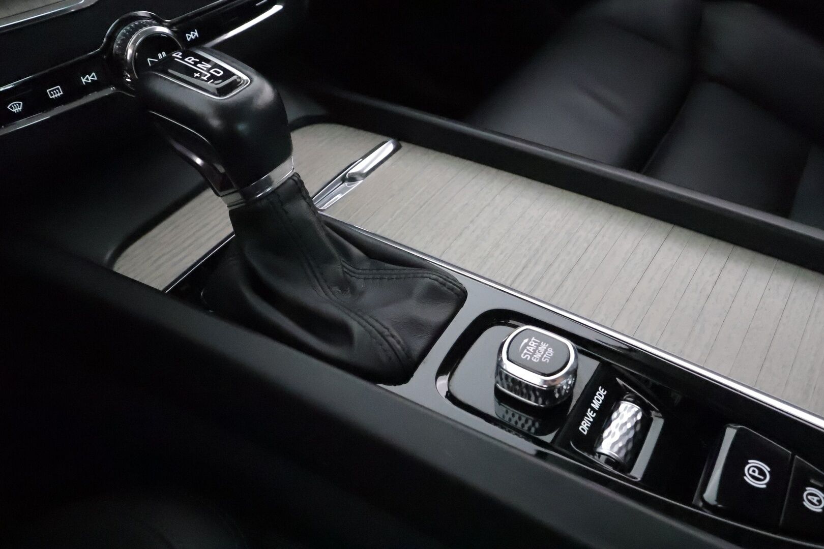 Volvo XC60 2019 D4 Business Inscription aut **Webasto / Adapt.Vakkari / Full-LED / P.kamera / Sporttipenkki Muistilla / Navi / Keyless** - 3,99 % KORKOTARJOUS TÄHÄN AUTOON - 1-om Suomi-auto / Kahdet Renkaat / Merkkihuollettu!