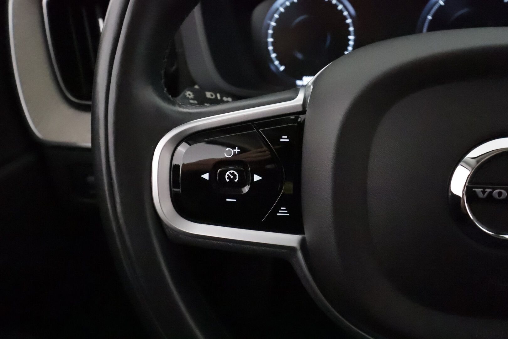 Volvo XC60 2019 D4 Business Inscription aut **Webasto / Adapt.Vakkari / Full-LED / P.kamera / Sporttipenkki Muistilla / Navi / Keyless** - 3,99 % KORKOTARJOUS TÄHÄN AUTOON - 1-om Suomi-auto / Kahdet Renkaat / Merkkihuollettu!