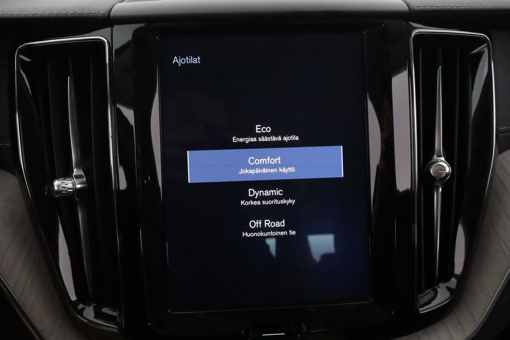 Volvo XC60 2019 D4 Business Inscription aut **Webasto / Adapt.Vakkari / Full-LED / P.kamera / Sporttipenkki Muistilla / Navi / Keyless** - 3,99 % KORKOTARJOUS TÄHÄN AUTOON - 1-om Suomi-auto / Kahdet Renkaat / Merkkihuollettu!