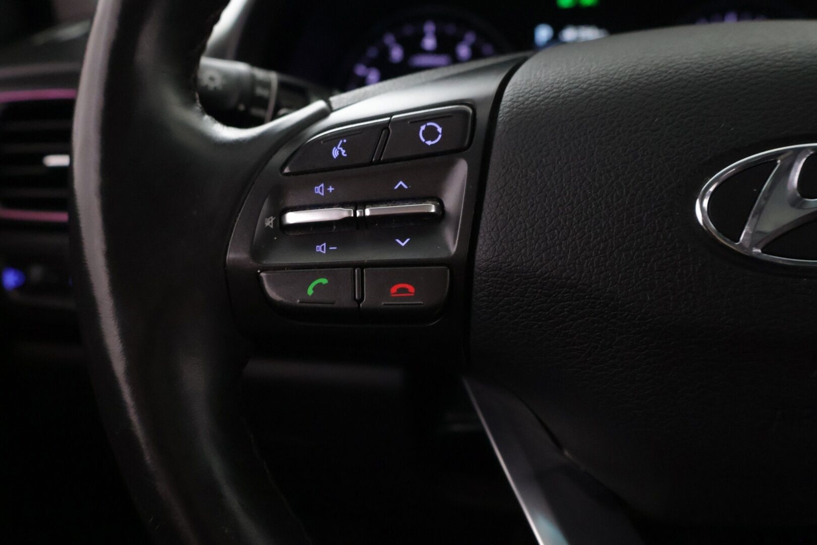Hyundai i30 Fastback 2019 1,4 T-GDI 140 hv 7DCT-aut Style - | Kattoluukku | Webasto | ACC | Navi | Peruutuskamera | BLIS | Lane Assist | Keyless | Burgundy Nahkasisusta | Ilmastoidut etuistuimet | Sähköpenkki muistilla | Suomi-auto