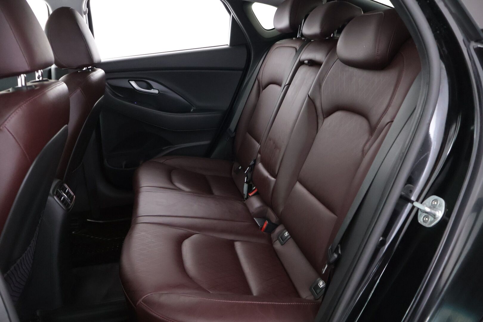 Hyundai i30 Fastback 2019 1,4 T-GDI 140 hv 7DCT-aut Style - | Kattoluukku | Webasto | ACC | Navi | Peruutuskamera | BLIS | Lane Assist | Keyless | Burgundy Nahkasisusta | Ilmastoidut etuistuimet | Sähköpenkki muistilla | Suomi-auto