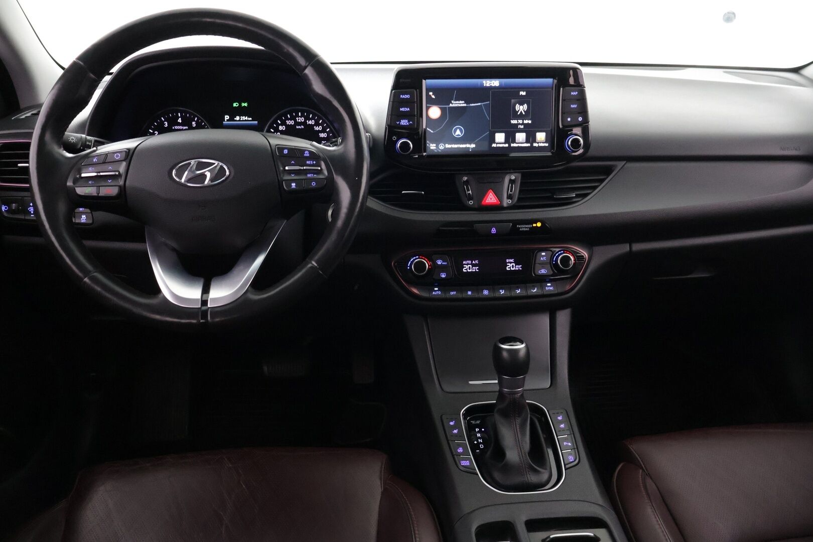 Hyundai i30 Fastback 2019 1,4 T-GDI 140 hv 7DCT-aut Style - | Kattoluukku | Webasto | ACC | Navi | Peruutuskamera | BLIS | Lane Assist | Keyless | Burgundy Nahkasisusta | Ilmastoidut etuistuimet | Sähköpenkki muistilla | Suomi-auto