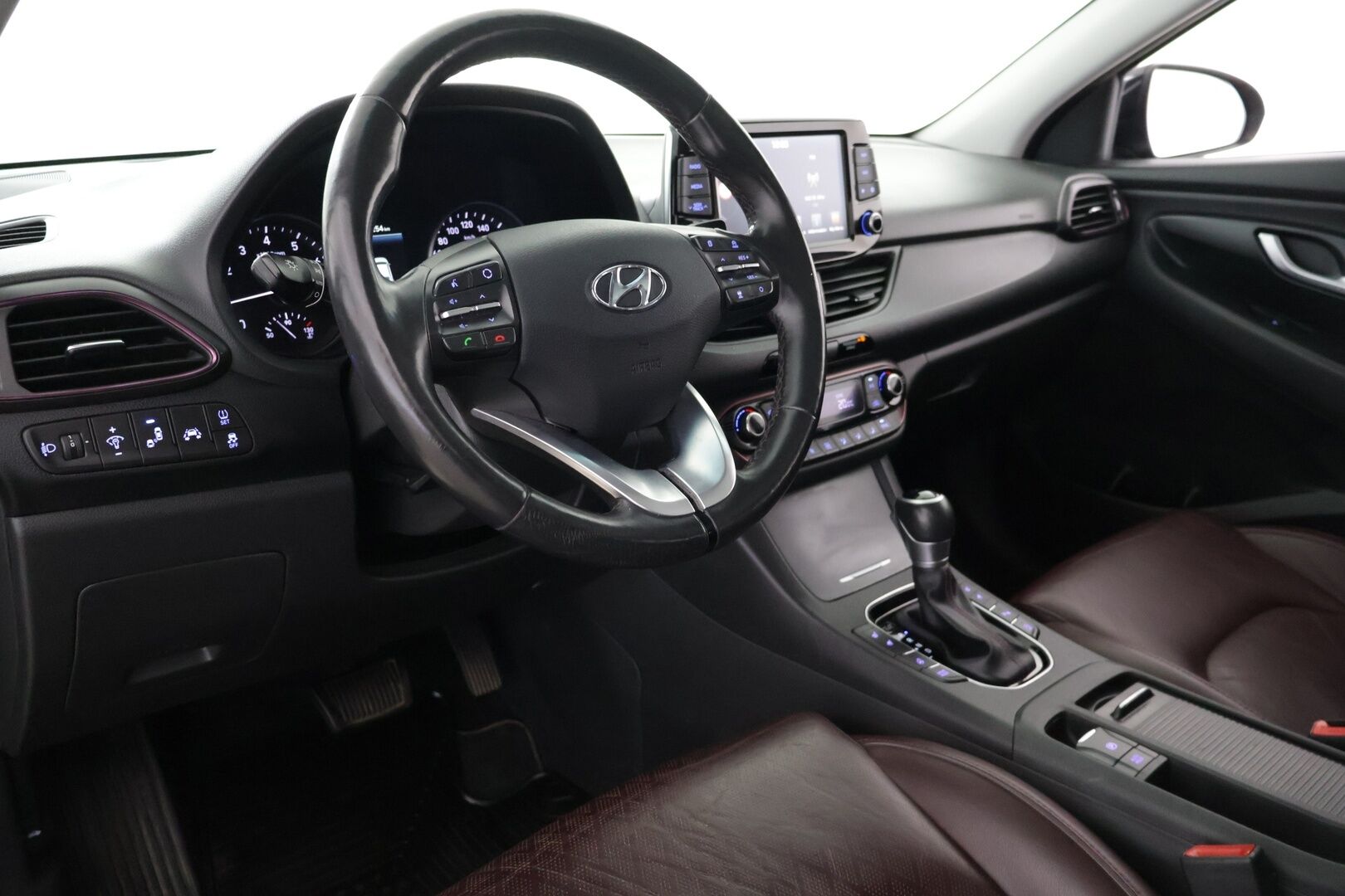 Hyundai i30 Fastback 2019 1,4 T-GDI 140 hv 7DCT-aut Style - | Kattoluukku | Webasto | ACC | Navi | Peruutuskamera | BLIS | Lane Assist | Keyless | Burgundy Nahkasisusta | Ilmastoidut etuistuimet | Sähköpenkki muistilla | Suomi-auto