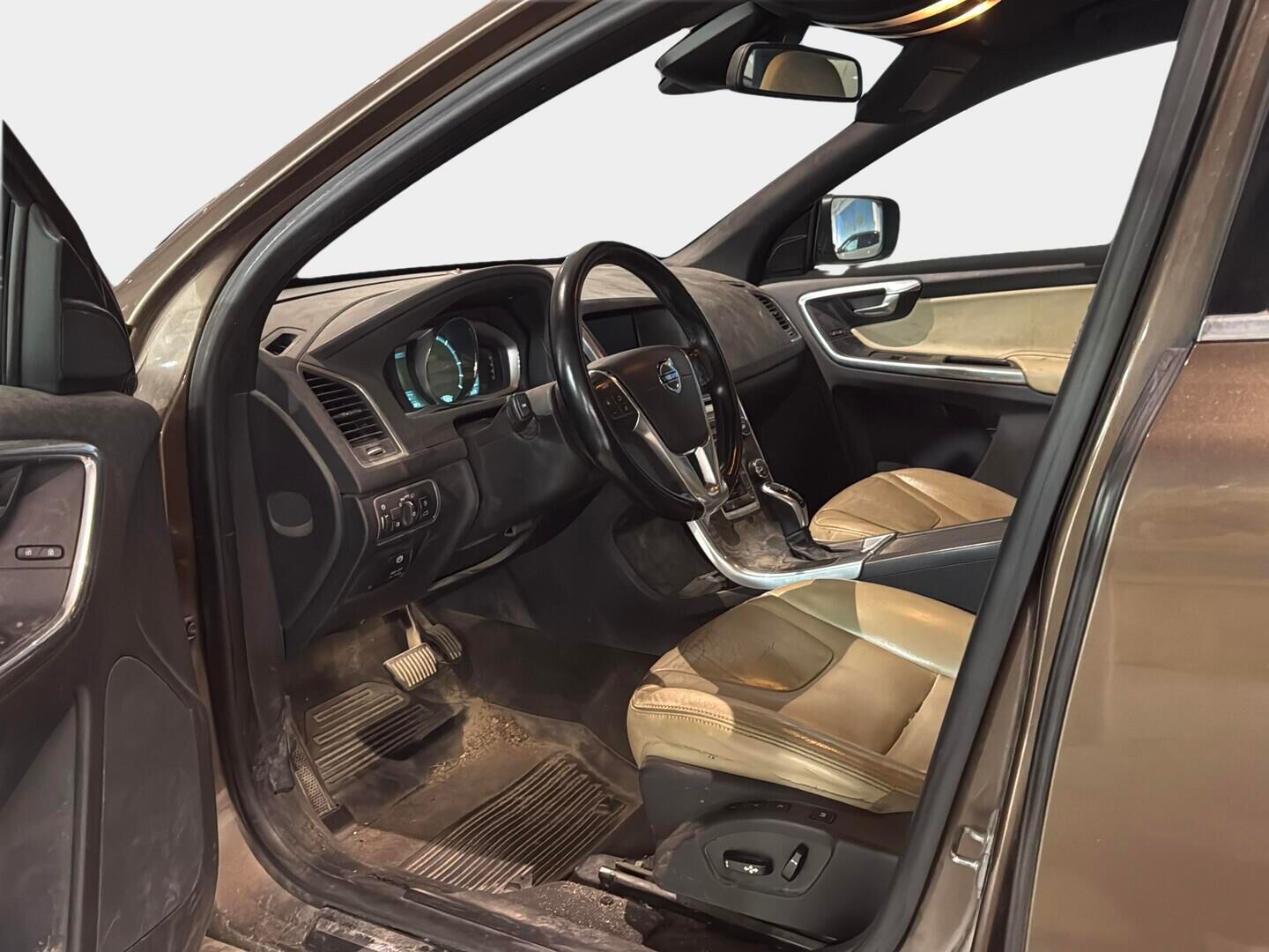 Volvo XC60 2014 2,4 D4 AWD Summum aut *Vetokoukku / Vakionopeudensäädin / Webasto / Nahkasisusta* - Todella hyvin huollettu ja jakopää tehty 2025/243tkm 