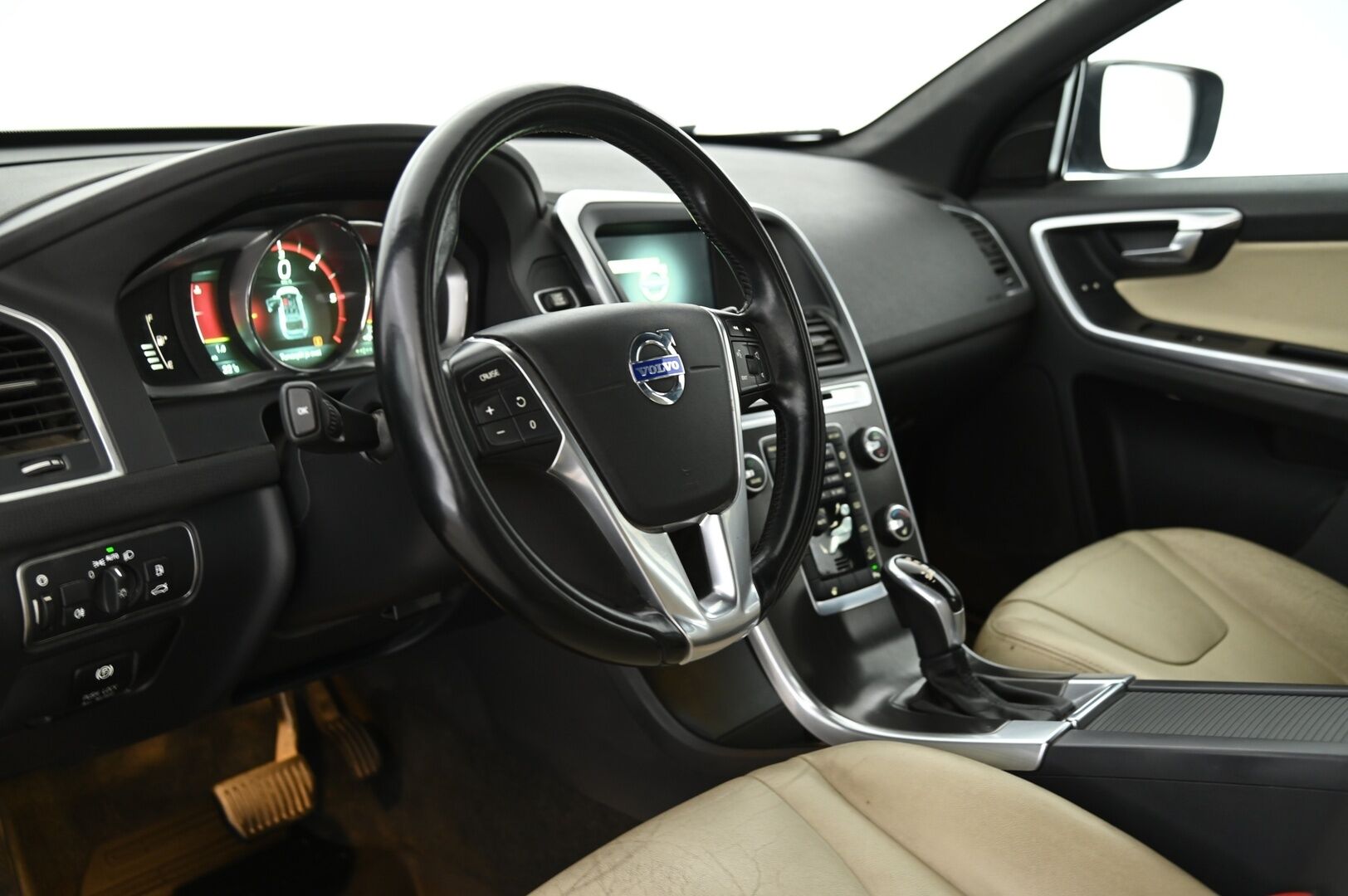 Volvo XC60 2014 2,4 D4 AWD Summum aut *Vetokoukku / Vakionopeudensäädin / Webasto / Nahkasisusta* - 3,99% KORKOTARJOUS TÄHÄN AUTOON 21.9. ASTI - Todella hyvin huollettu ja jakopää tehty 2025/243tkm 