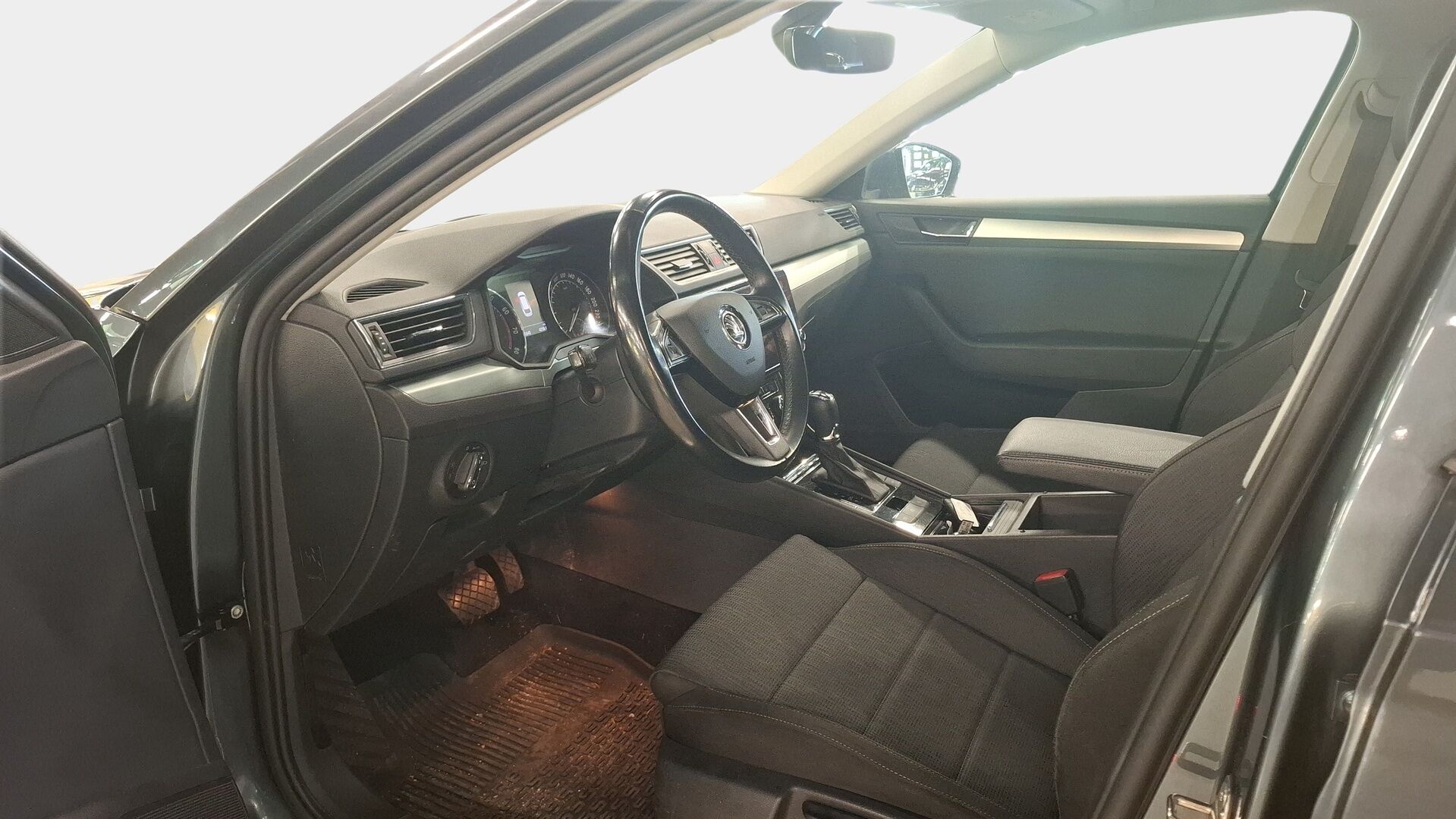 Skoda Superb 2018 Combi 1,5 TSI ACT Ambition BusinessLine DSG Autom. * Webasto / Keylessgo / Lämmitettävä tuulilasi / Peruutuskamera * - * Suomi-auto / 2x renkaat / Juuri huollettu *