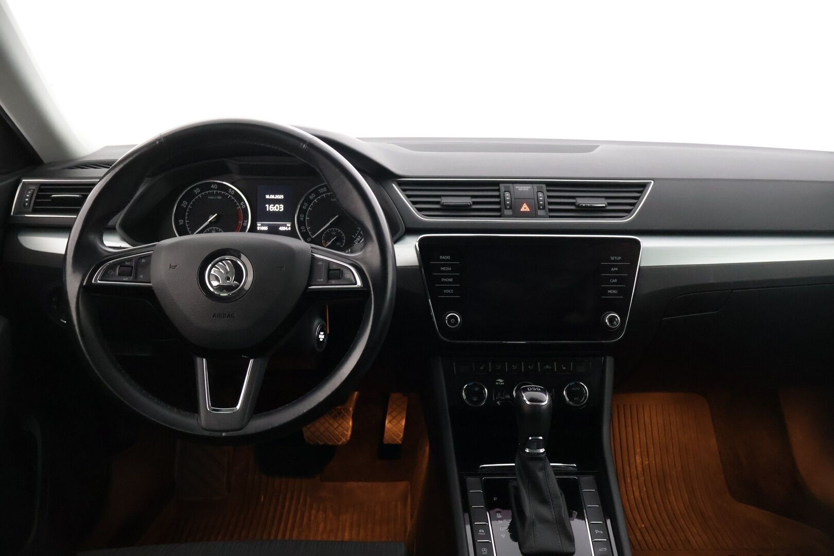 Skoda Superb 2019 Combi 1,5 TSI ACT Ambition BusinessLine DSG Autom. * Webasto / Keylessgo / Lämmitettävä tuulilasi / Peruutuskamera * - * Suomi-auto / 2x renkaat / Juuri huollettu *