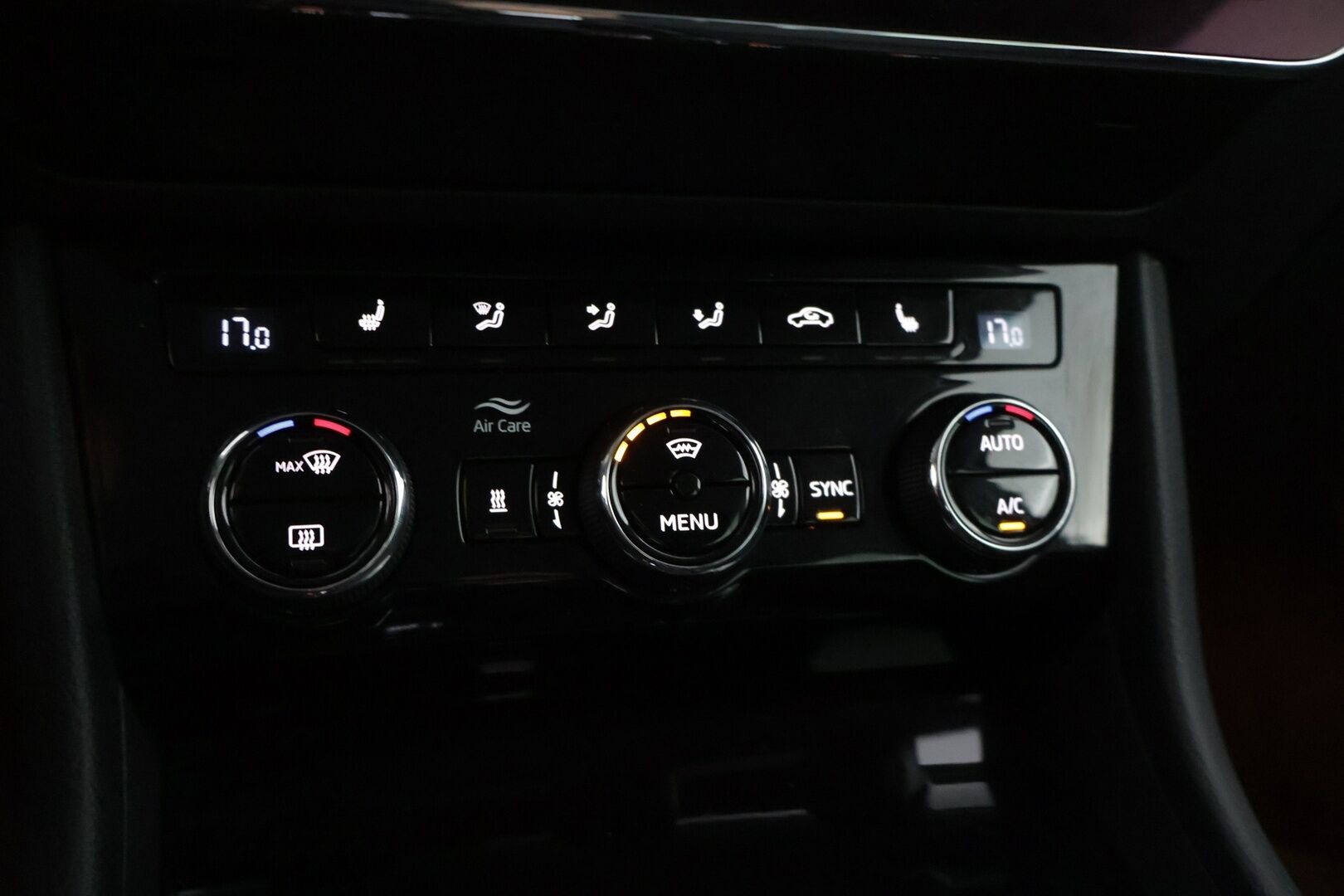 Skoda Superb 2019 Combi 1,5 TSI ACT Ambition BusinessLine DSG Autom. * Webasto / Keylessgo / Lämmitettävä tuulilasi / Peruutuskamera * - * Suomi-auto / 2x renkaat / Juuri huollettu *