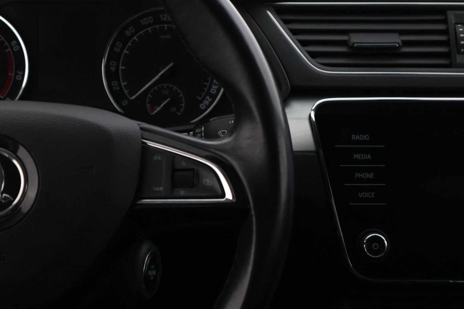 Skoda Superb 2019 Combi 1,5 TSI ACT Ambition BusinessLine DSG Autom. * Webasto / Keylessgo / Lämmitettävä tuulilasi / Peruutuskamera * - * Suomi-auto / 2x renkaat / Juuri huollettu *