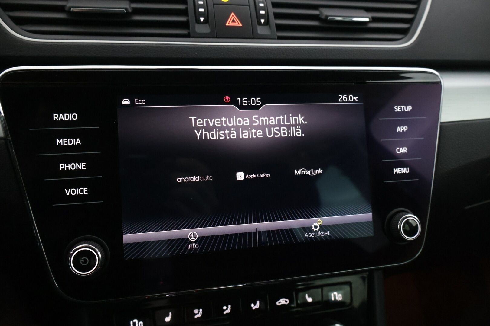 Skoda Superb 2019 Combi 1,5 TSI ACT Ambition BusinessLine DSG Autom. * Webasto / Keylessgo / Lämmitettävä tuulilasi / Peruutuskamera * - * Suomi-auto / 2x renkaat / Juuri huollettu *