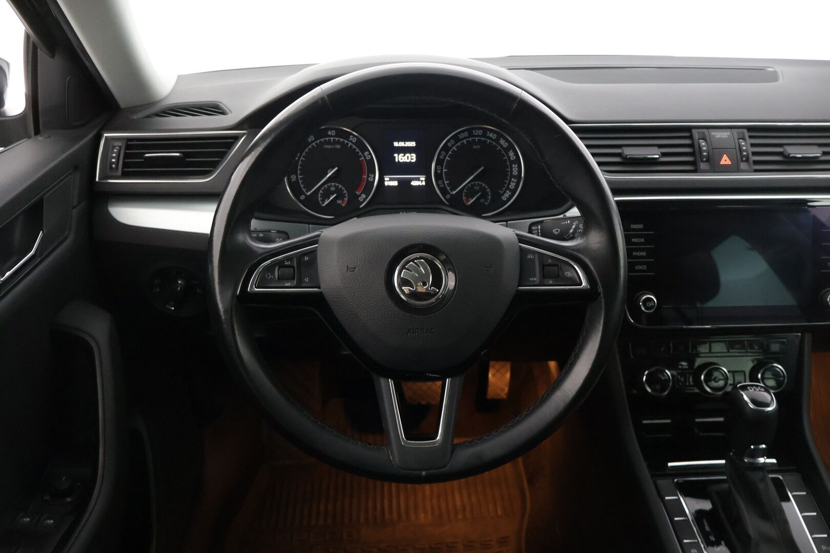 Skoda Superb 2019 Combi 1,5 TSI ACT Ambition BusinessLine DSG Autom. * Webasto / Keylessgo / Lämmitettävä tuulilasi / Peruutuskamera * - * Suomi-auto / 2x renkaat / Juuri huollettu *