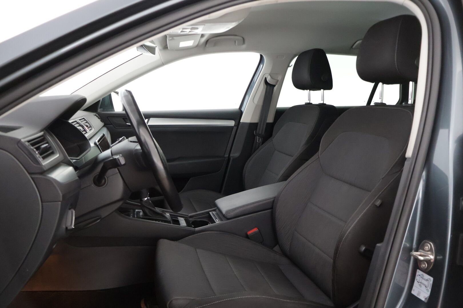 Skoda Superb 2019 Combi 1,5 TSI ACT Ambition BusinessLine DSG Autom. * Webasto / Keylessgo / Lämmitettävä tuulilasi / Peruutuskamera * - * Suomi-auto / 2x renkaat / Juuri huollettu *