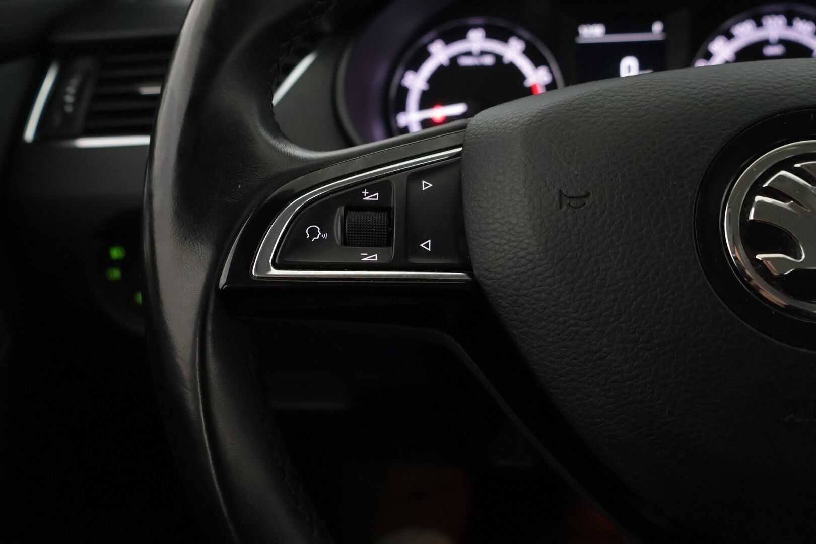 Skoda Octavia 2019 1,0 TSI Ambition ** WEBASTO / Vakkari /  Suomi-auto /  Ohjauspyörän lämmitys ** - Kahdet renkaat vanteineen! / Hyvä huoltohistoria