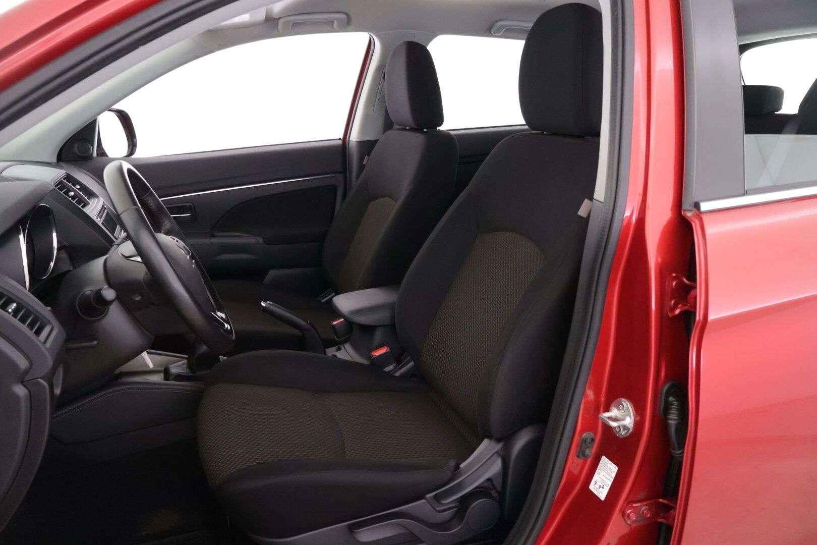 Mitsubishi ASX 2019 1,6 MIVEC Invite Business 5MT *Vetokoukku / Lohkolämm. / Vakkari / Autom. ilmastointi* - *Suomi-auto / 2x renkaat ja vanteet / Fiksu yksilö*