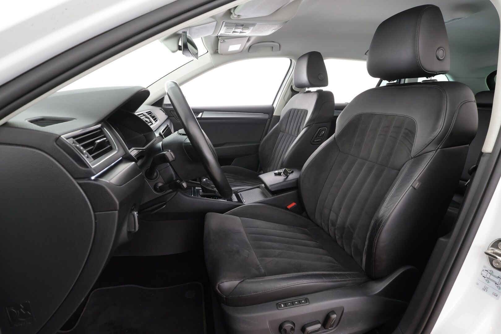 Skoda Superb 2019 Combi 2,0 TDI 190 4x4 Style BusinessLine DSG * ACC / Webasto / Canton / LED / Koukku / Muistipenkki / P.kamera * - 1.Om Suomi-auto / Kahdet renkaat