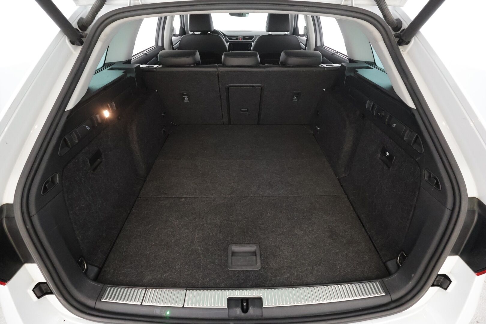 Skoda Superb 2019 Combi 2,0 TDI 190 4x4 Style BusinessLine DSG * ACC / Webasto / Canton / LED / Koukku / Muistipenkki / P.kamera * - 1.Om Suomi-auto / Kahdet renkaat