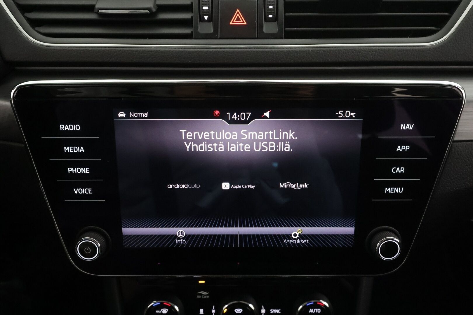 Skoda Superb 2019 Combi 2,0 TDI 190 4x4 Style BusinessLine DSG * ACC / Webasto / Canton / LED / Koukku / Muistipenkki / P.kamera * - 1.Om Suomi-auto / Kahdet renkaat