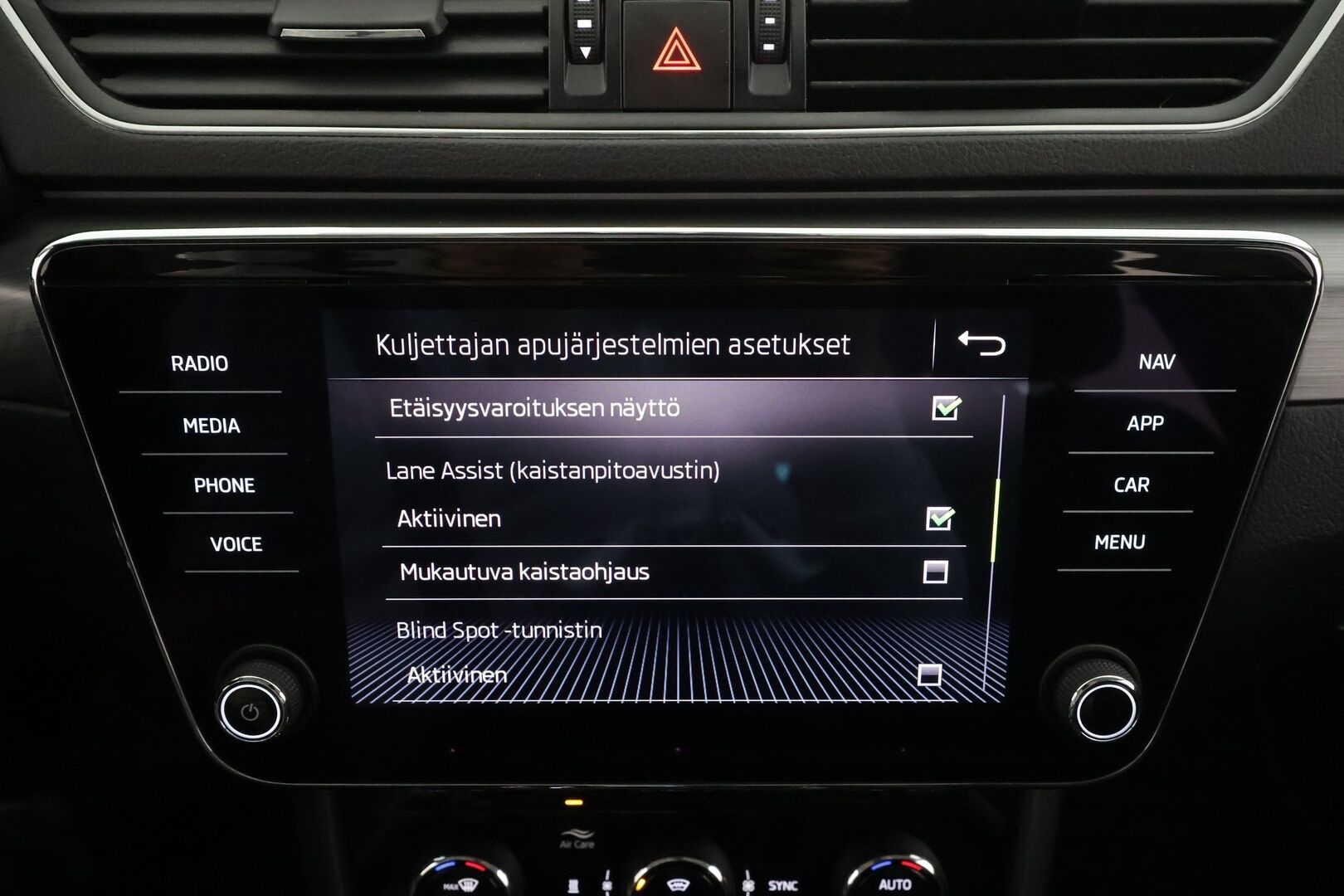 Skoda Superb 2019 Combi 2,0 TDI 190 4x4 Style BusinessLine DSG * ACC / Webasto / Canton / LED / Koukku / Muistipenkki / P.kamera * - 1.Om Suomi-auto / Kahdet renkaat