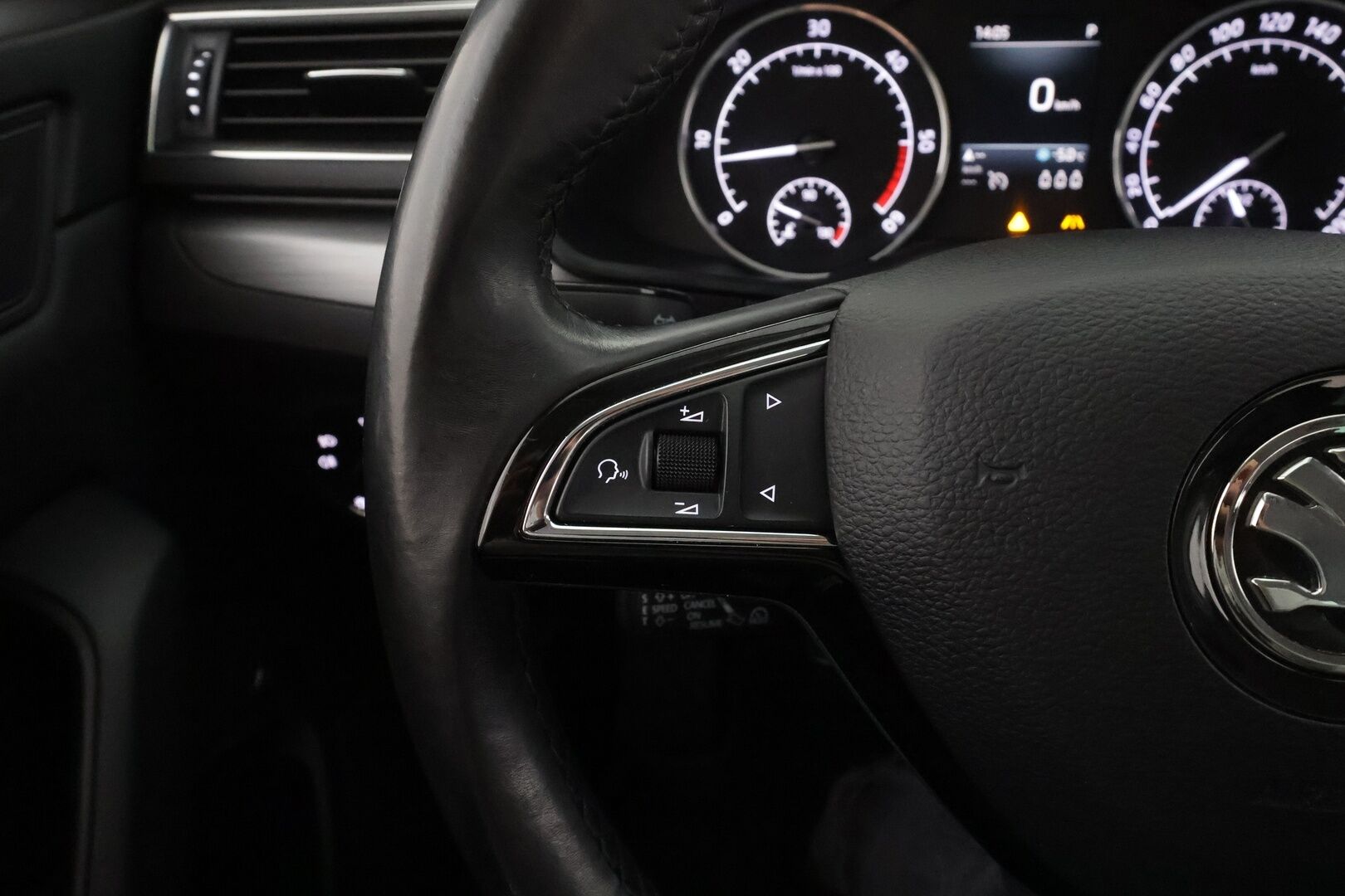 Skoda Superb 2019 Combi 2,0 TDI 190 4x4 Style BusinessLine DSG * ACC / Webasto / Canton / LED / Koukku / Muistipenkki / P.kamera * - 1.Om Suomi-auto / Kahdet renkaat