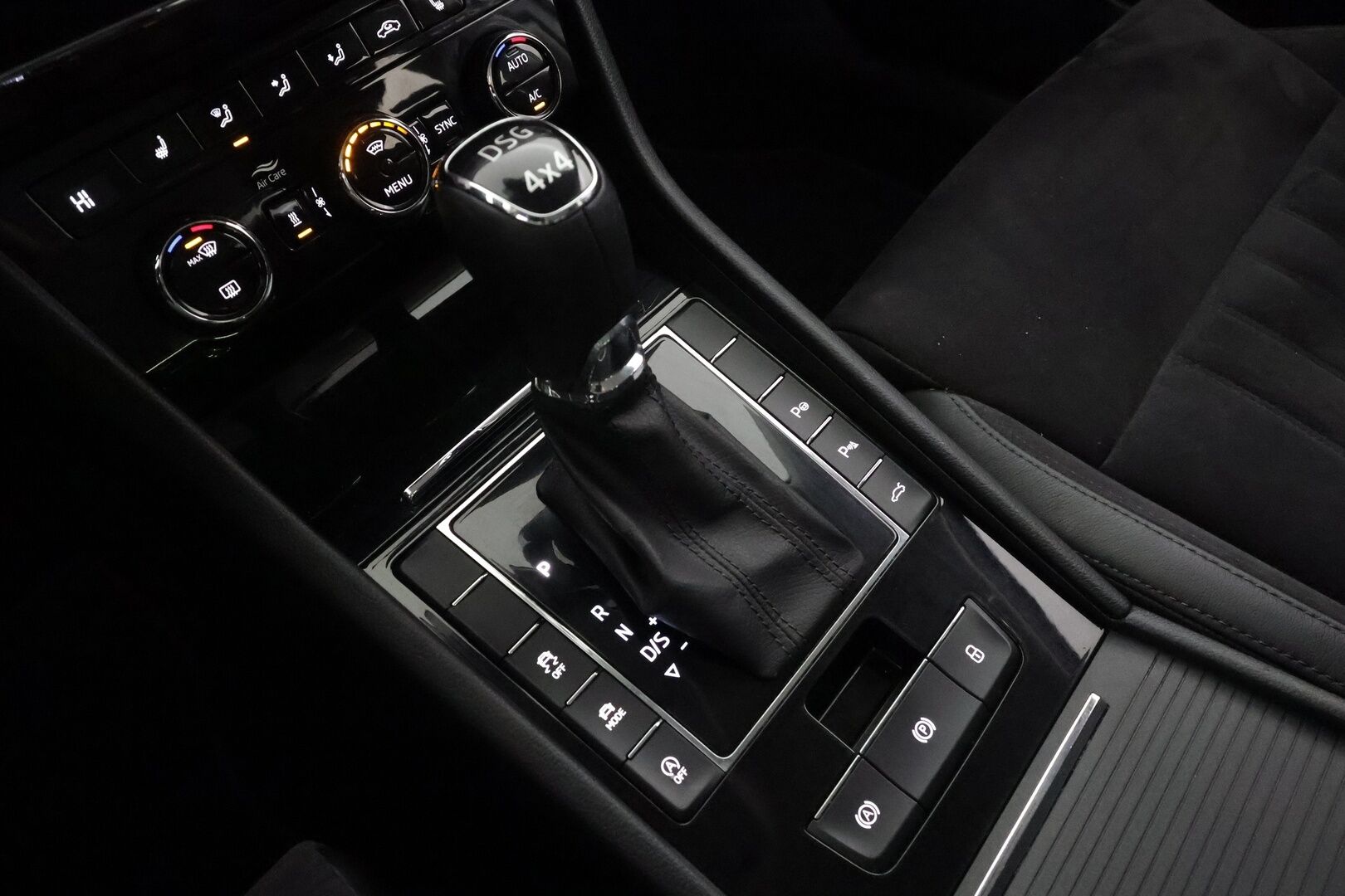 Skoda Superb 2019 Combi 2,0 TDI 190 4x4 Style BusinessLine DSG * ACC / Webasto / Canton / LED / Koukku / Muistipenkki / P.kamera * - 1.Om Suomi-auto / Kahdet renkaat