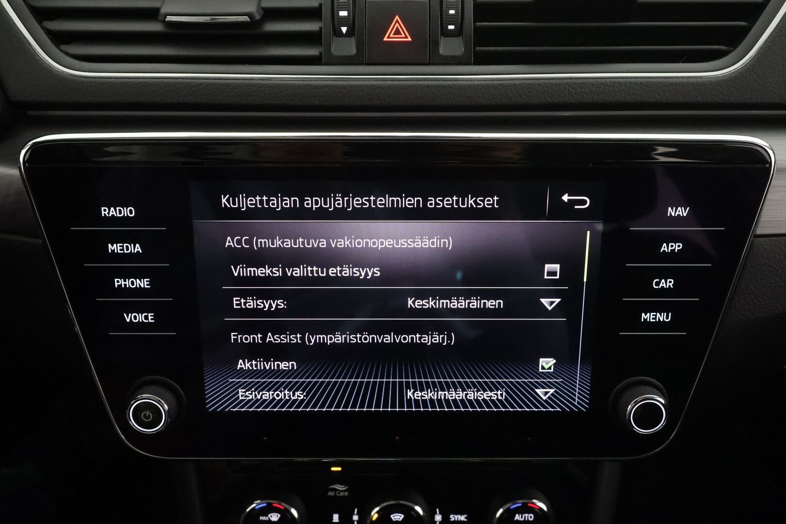 Skoda Superb 2019 Combi 2,0 TDI 190 4x4 Style BusinessLine DSG * ACC / Webasto / Canton / LED / Koukku / Muistipenkki / P.kamera * - 1.Om Suomi-auto / Kahdet renkaat