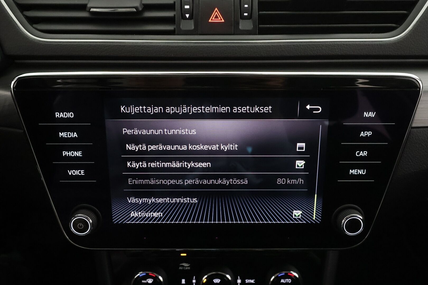 Skoda Superb 2019 Combi 2,0 TDI 190 4x4 Style BusinessLine DSG * ACC / Webasto / Canton / LED / Koukku / Muistipenkki / P.kamera * - 1.Om Suomi-auto / Kahdet renkaat