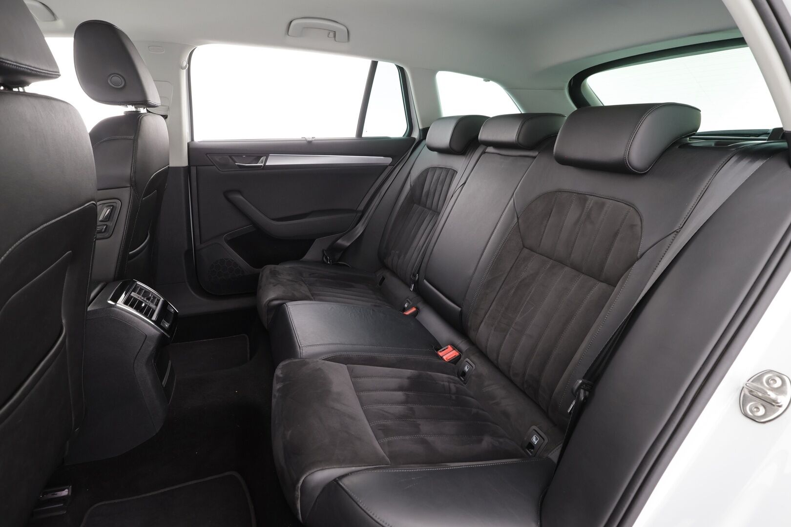 Skoda Superb 2019 Combi 2,0 TDI 190 4x4 Style BusinessLine DSG * ACC / Webasto / Canton / LED / Koukku / Muistipenkki / P.kamera * - 1.Om Suomi-auto / Kahdet renkaat