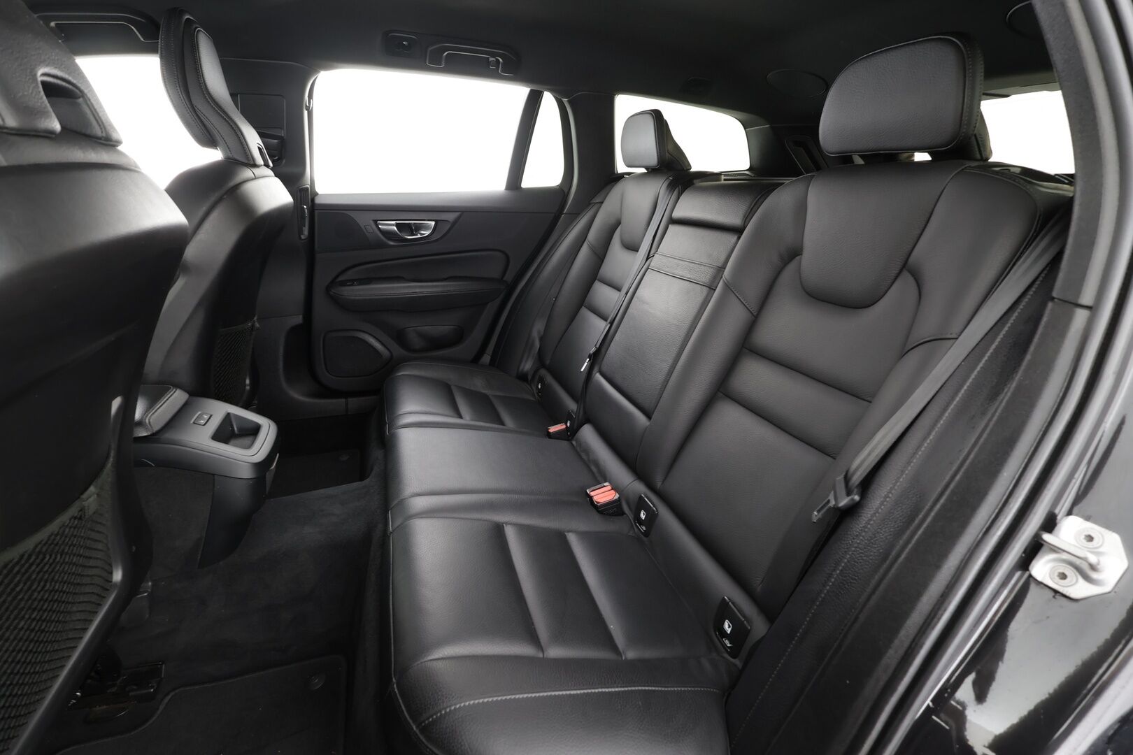 Volvo V60 2019 D3 Inscription aut * ACC / P.kamera / Full LED / H&K / Webasto / Muistipenkki / Navi / KeylessGo / Sporttinahat / BLIS * - Suomi-auto - HULLUT JOULUT KORKOTARJOUS 2,49% 