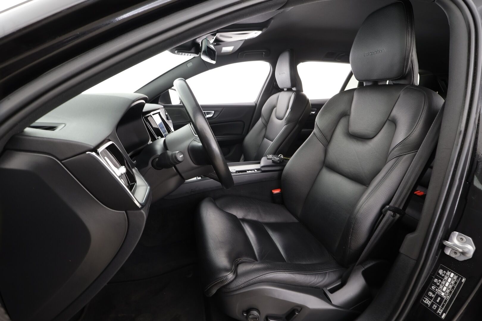 Volvo V60 2019 D3 Inscription aut * ACC / P.kamera / Full LED / H&K / Webasto / Muistipenkki / Navi / KeylessGo / Sporttinahat / BLIS * - Suomi-auto