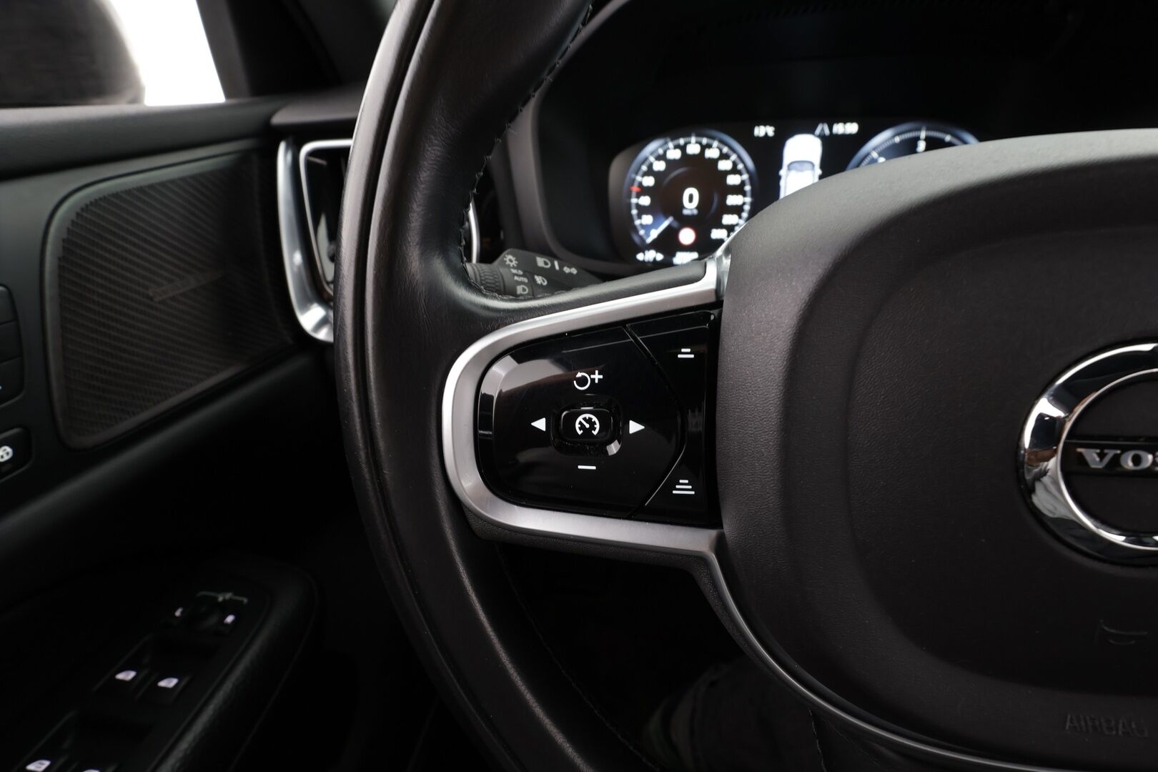 Volvo V60 2019 D3 Inscription aut * ACC / P.kamera / Full LED / H&K / Webasto / Muistipenkki / Navi / KeylessGo / Sporttinahat / BLIS * - Suomi-auto - HULLUT JOULUT KORKOTARJOUS 2,49% 