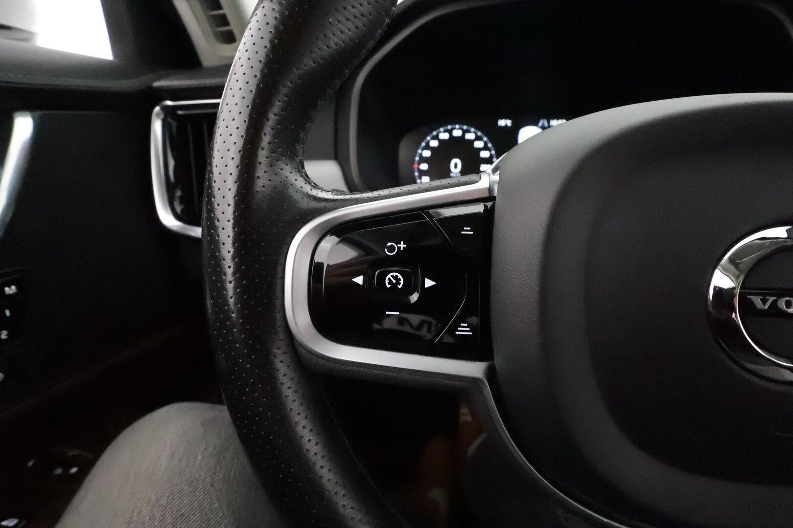 Volvo V90 2019 T8 AWD Inscription aut **Webasto / Adapt.Vakkari / LED-valot / P.Tutkat / Ilmastoidut&Hierovat Sporttinahat Muistilla** - Näyttävä inscription varusteltu volvo, 2x renkaat & vanteet! Jakohihna vaihdettu 10/24! - Osta nyt, maksa vasta ensi vuonna