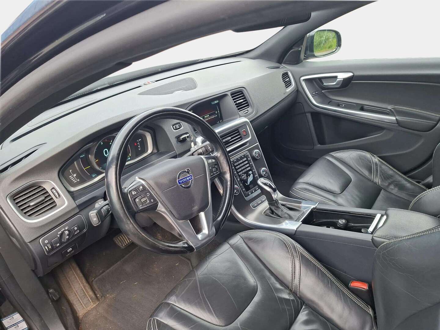 Volvo V60 2014 D6 AWD Summum plug in hybrid aut - Juuri katsastettu | Juuri huollettu | Vetokoukku | Vakkari | KeyLessGo | P-kamera ja tutkat | Nahkasisusta | Kattava varustelista |