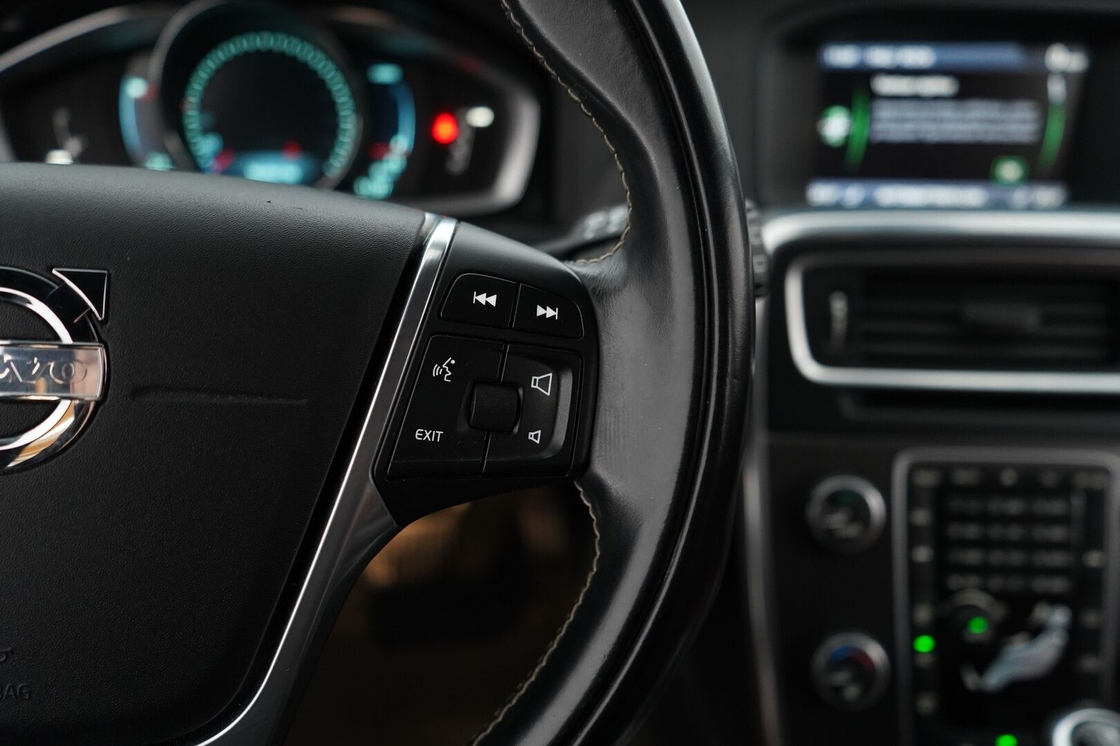 Volvo V60 2014 D6 AWD Summum plug in hybrid aut  YritysOutlet - Myydään vain yrityksille - ACC | Webasto | Nahkasisusta Sporttipenkeillä | Kuskin Muistipenkki | Navi | Kahdet renkaat alumiinivantein