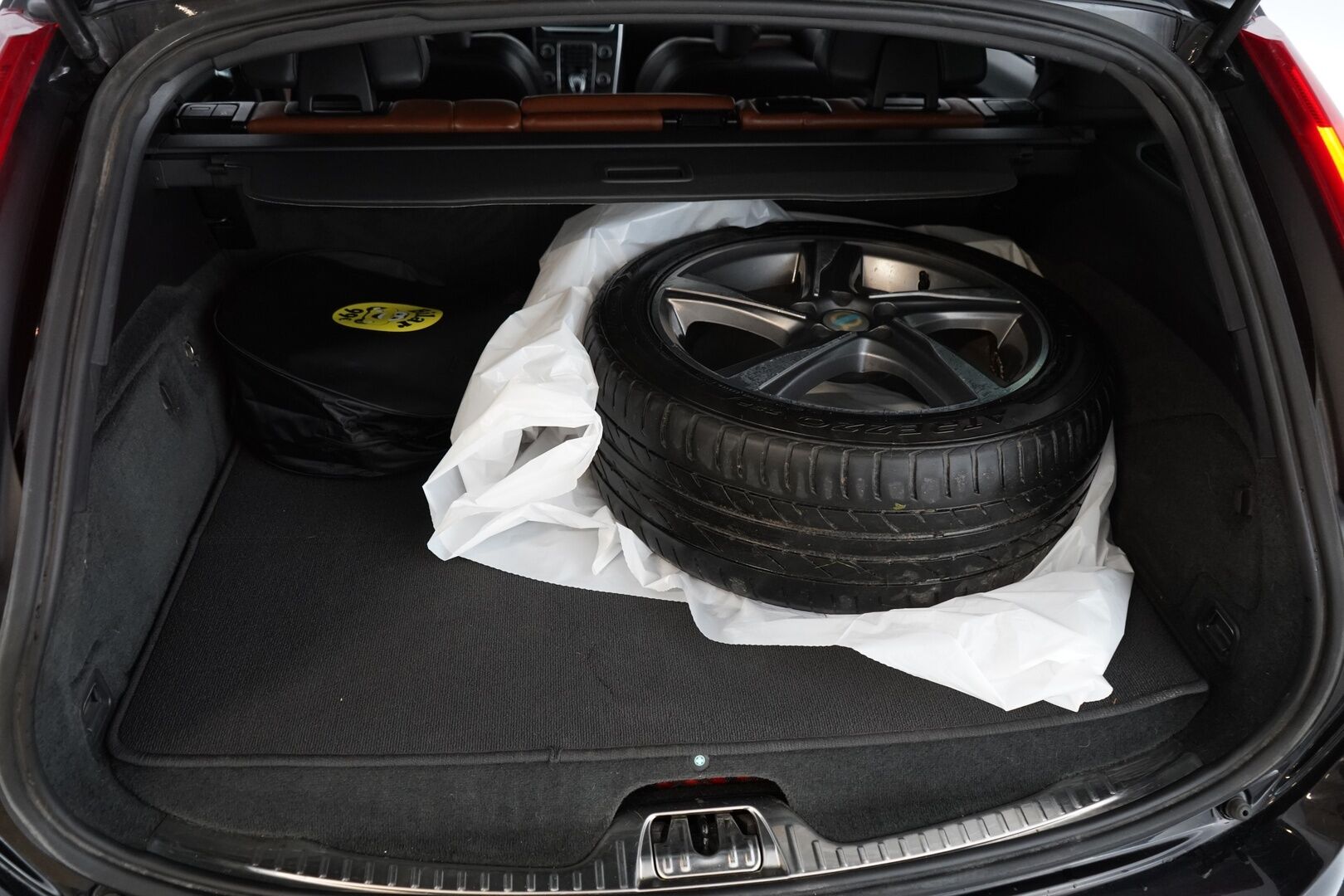 Volvo V60 2014 D6 AWD Summum plug in hybrid aut  YritysOutlet - Myydään vain yrityksille - ACC | Webasto | Nahkasisusta Sporttipenkeillä | Kuskin Muistipenkki | Navi | Kahdet renkaat alumiinivantein