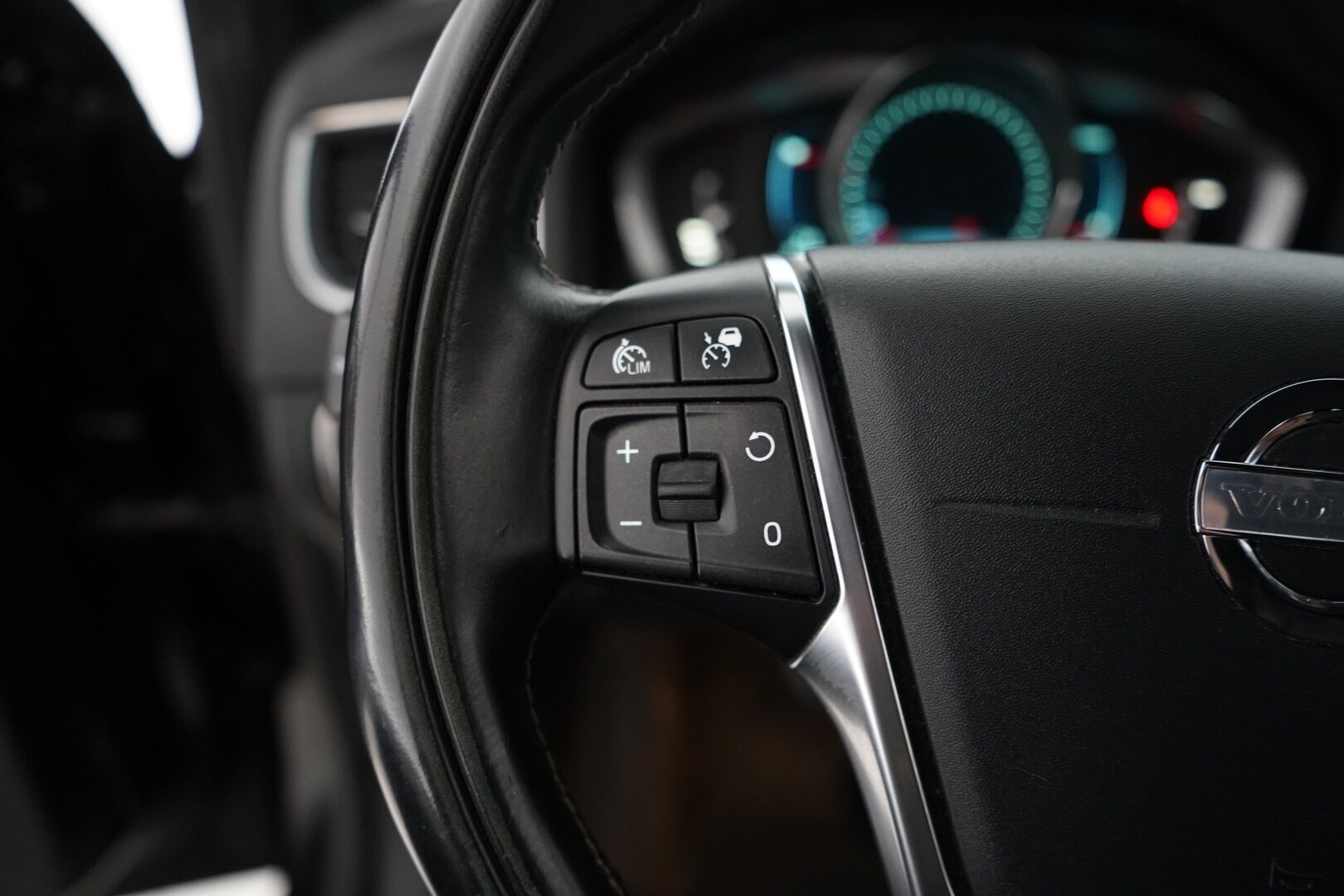 Volvo V60 2014 D6 AWD Summum plug in hybrid aut  YritysOutlet - Myydään vain yrityksille - ACC | Webasto | Nahkasisusta Sporttipenkeillä | Kuskin Muistipenkki | Navi | Kahdet renkaat alumiinivantein