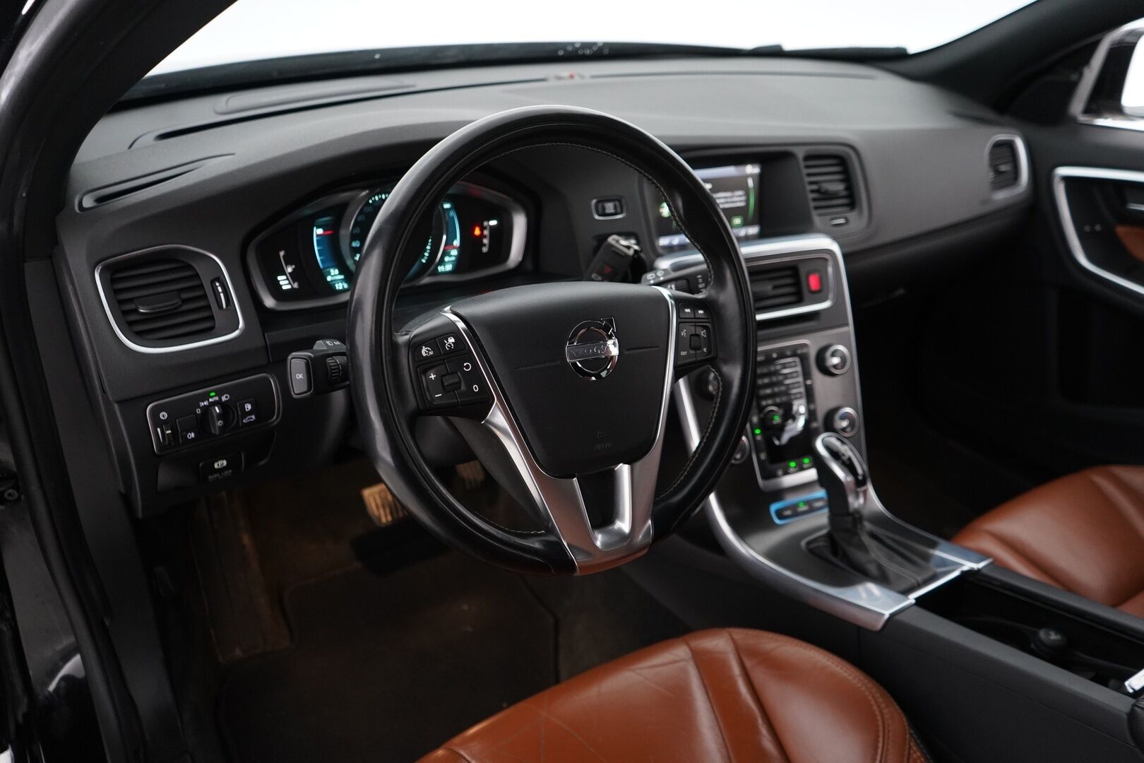 Volvo V60 2014 D6 AWD Summum plug in hybrid aut  YritysOutlet - Myydään vain yrityksille - ACC | Webasto | Nahkasisusta Sporttipenkeillä | Kuskin Muistipenkki | Navi | Kahdet renkaat alumiinivantein