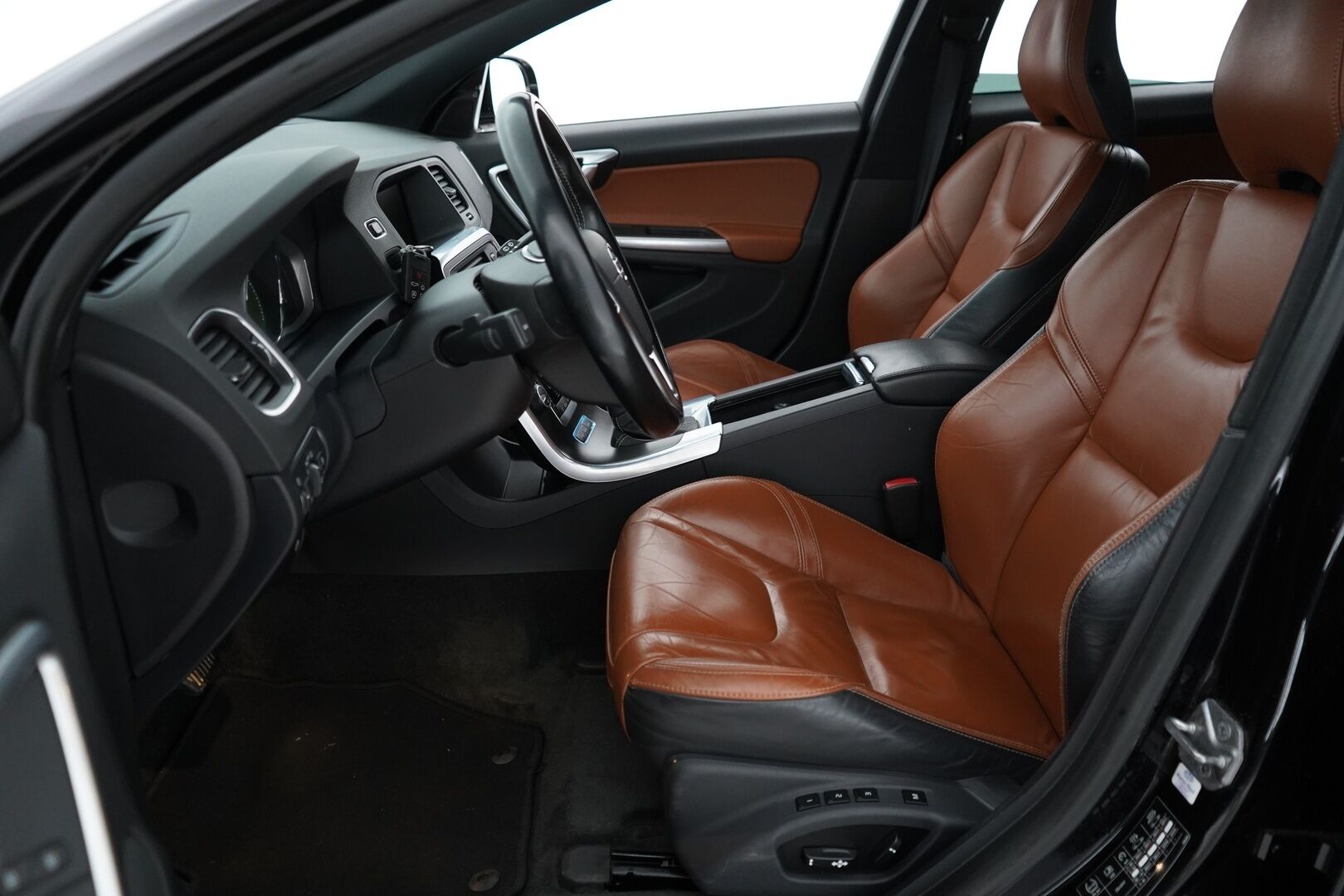 Volvo V60 2014 D6 AWD Summum plug in hybrid aut  YritysOutlet - Myydään vain yrityksille - ACC | Webasto | Nahkasisusta Sporttipenkeillä | Kuskin Muistipenkki | Navi | Kahdet renkaat alumiinivantein