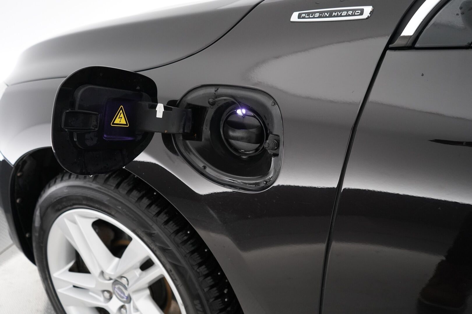 Volvo V60 2014 D6 AWD Summum plug in hybrid aut  YritysOutlet - Myydään vain yrityksille - ACC | Webasto | Nahkasisusta Sporttipenkeillä | Kuskin Muistipenkki | Navi | Kahdet renkaat alumiinivantein