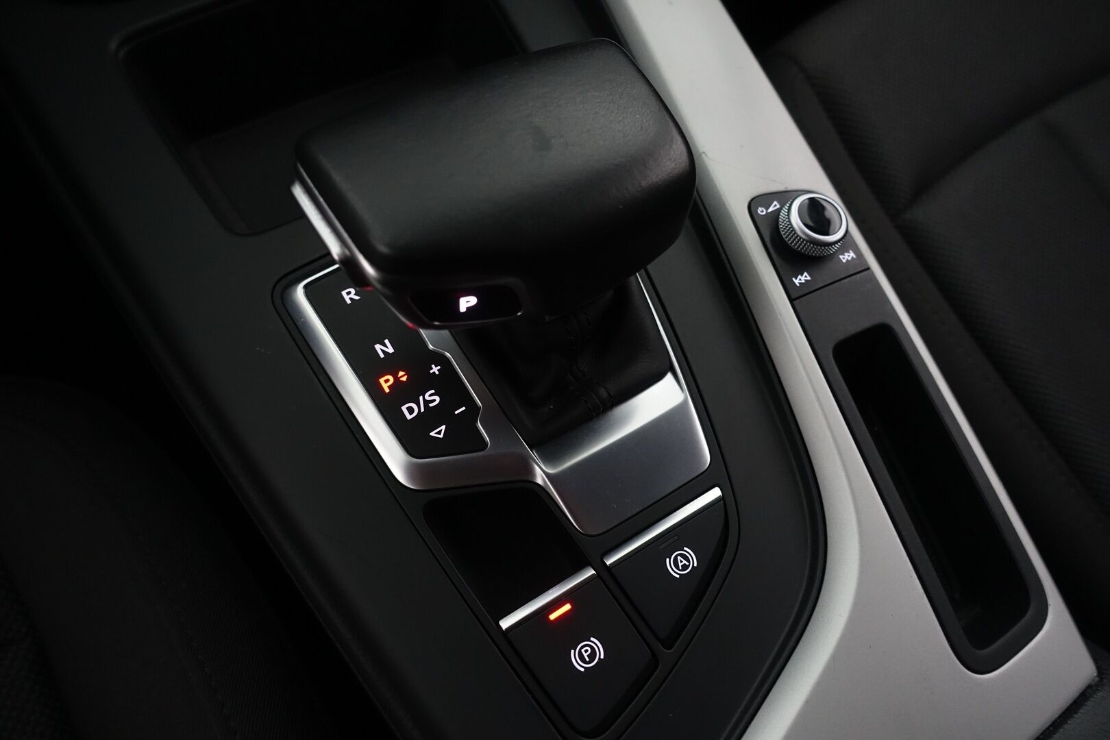 Audi A4 2019 Avant Business 35 TFSI 110 kW MHEV S tronic - | P. Tutkat | Vakionopeudensäädin | Pre-sense | Vetokoukku | Kahdet renkaat | CarPlay & AndroidAuto |
