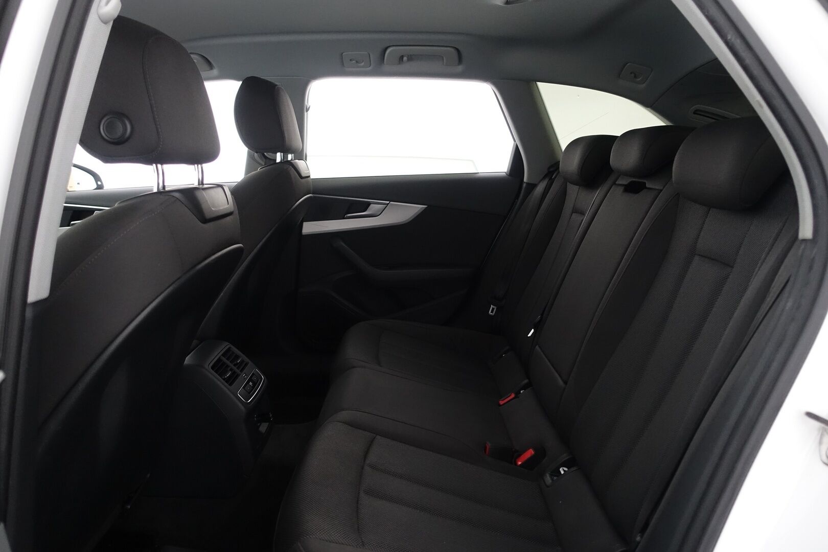 Audi A4 2019 Avant Business 35 TFSI 110 kW MHEV S tronic - | P. Tutkat | Vakionopeudensäädin | Pre-sense | Vetokoukku | Kahdet renkaat | CarPlay & AndroidAuto |