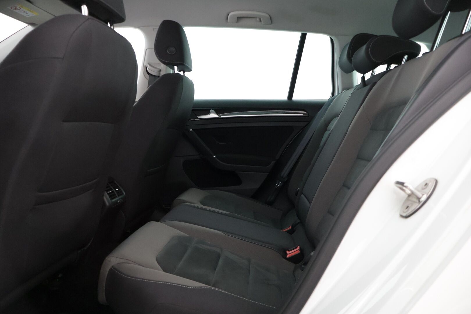 Volkswagen Golf 2020 Variant Highline 1,5 TSI EVO 110 kW (150 hv) DSG-automaatti * Webasto / Adapt vakkari / Park assist / Navi / P-kamera * - Suomi-auto / Kahdet hyväkuntoset renkaat vanteilla!