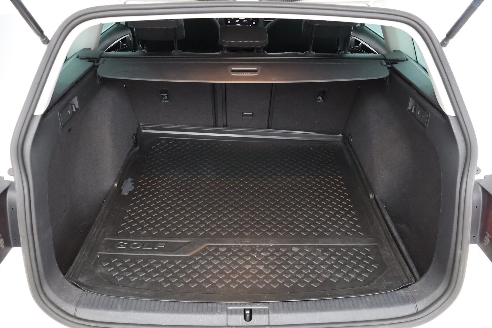 Volkswagen Golf 2020 Variant Highline 1,5 TSI EVO 110 kW (150 hv) DSG-automaatti * Webasto / Adapt vakkari / Park assist / Navi / P-kamera * - Suomi-auto / Kahdet hyväkuntoset renkaat vanteilla!