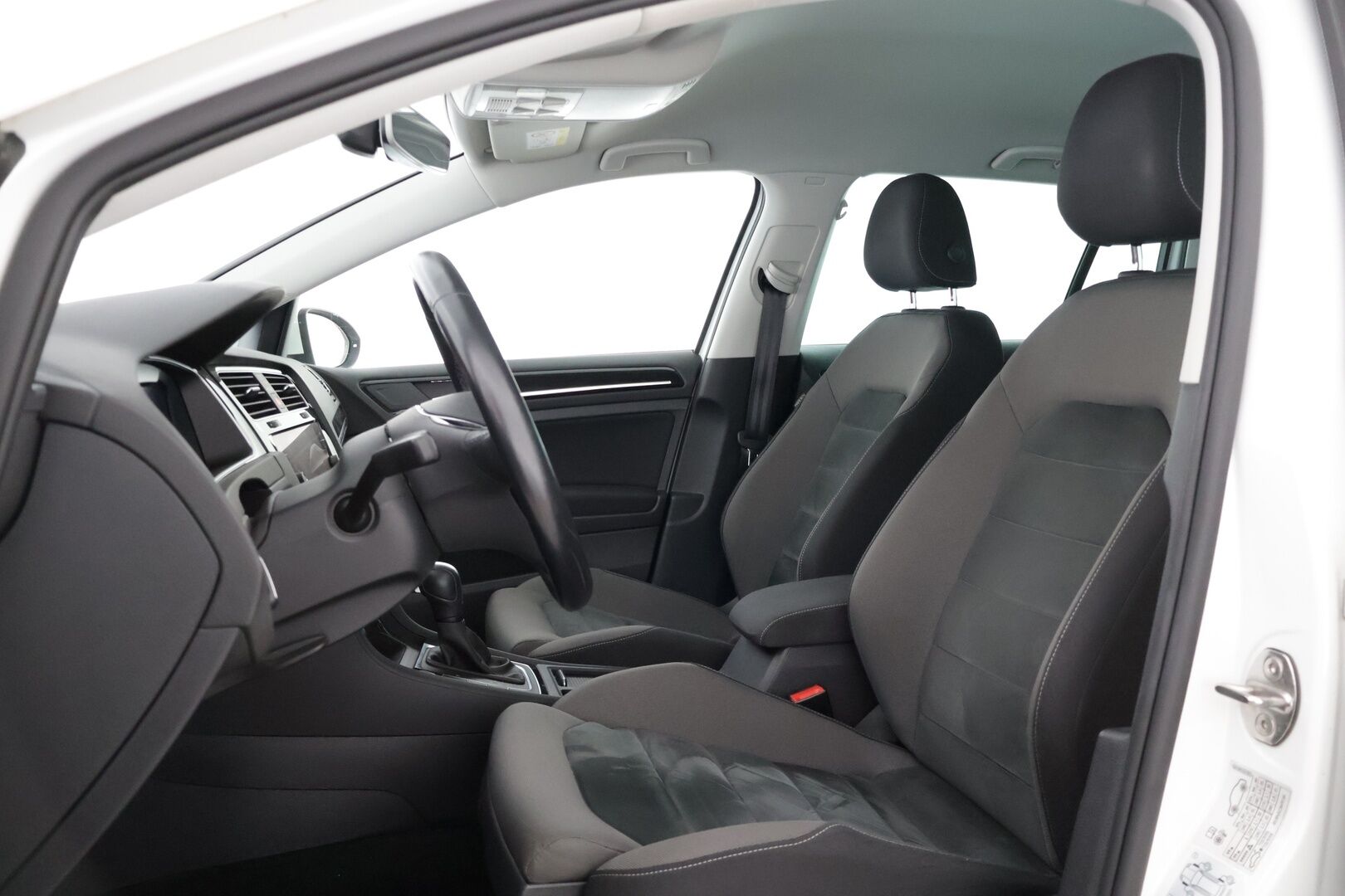 Volkswagen Golf 2020 Variant Highline 1,5 TSI EVO 110 kW (150 hv) DSG-automaatti * Webasto / Adapt vakkari / Park assist / Navi / P-kamera * - Suomi-auto / Kahdet hyväkuntoset renkaat vanteilla!