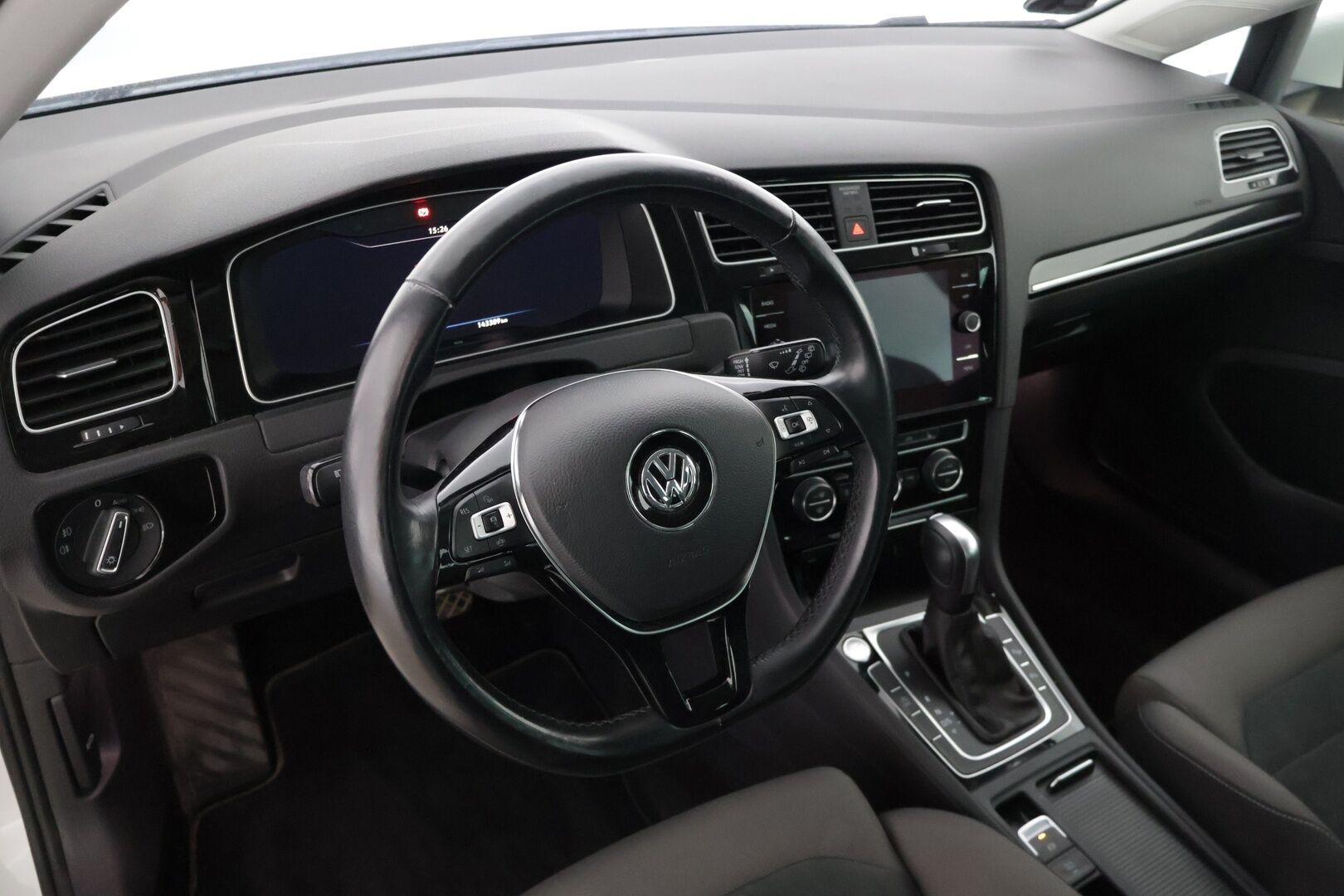 Volkswagen Golf 2020 Variant Highline 1,5 TSI EVO 110 kW (150 hv) DSG-automaatti * Webasto / Adapt vakkari / Park assist / Navi / P-kamera * - Suomi-auto / Kahdet hyväkuntoset renkaat vanteilla!