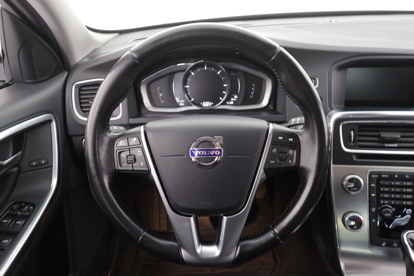 Volvo V60 Cross Country 2018 D4 AWD Business  Classic * ACC / Webasto / Aktiiv.Xenon / P.tutkat / Digimittaristo / Puolinahat / Navi * - Kahdet renkaat aluvanteilla