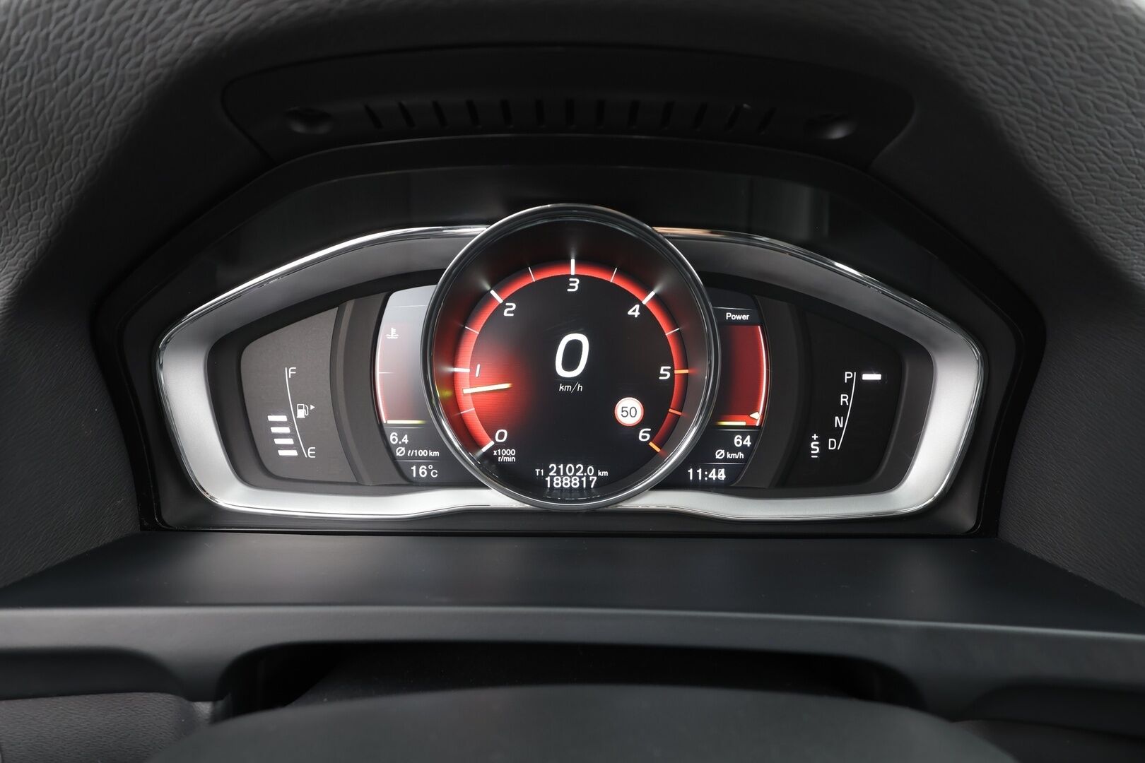 Volvo V60 Cross Country 2018 D4 AWD Business  Classic * ACC / Webasto / Aktiiv.Xenon / P.tutkat / Digimittaristo / Puolinahat / Navi * - Kahdet renkaat aluvanteilla