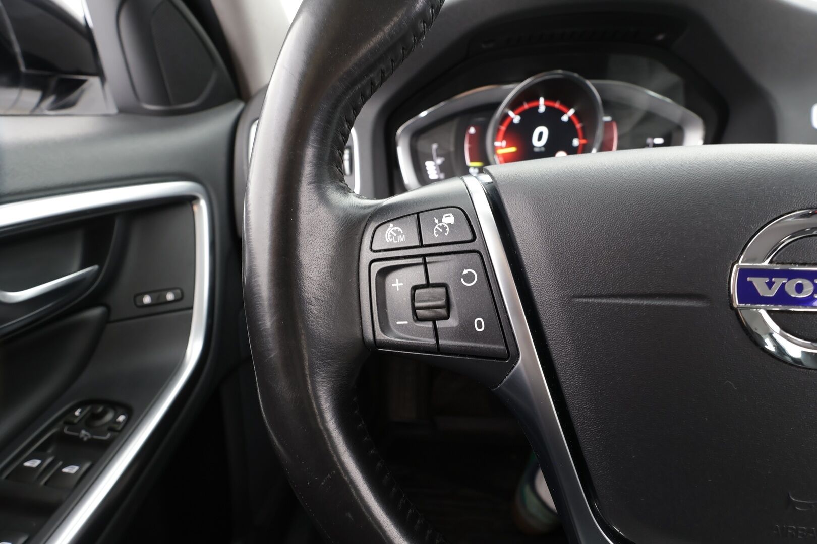 Volvo V60 Cross Country 2018 D4 AWD Business  Classic * ACC / Webasto / Aktiiv.Xenon / P.tutkat / Digimittaristo / Puolinahat / Navi * - Kahdet renkaat aluvanteilla