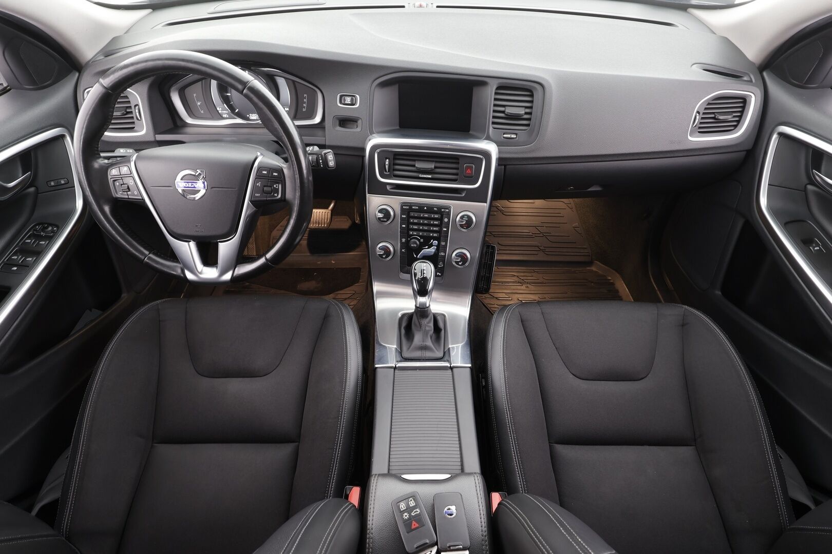 Volvo V60 Cross Country 2018 D4 AWD Business  Classic * ACC / Webasto / Aktiiv.Xenon / P.tutkat / Digimittaristo / Puolinahat / Navi * - Kahdet renkaat aluvanteilla