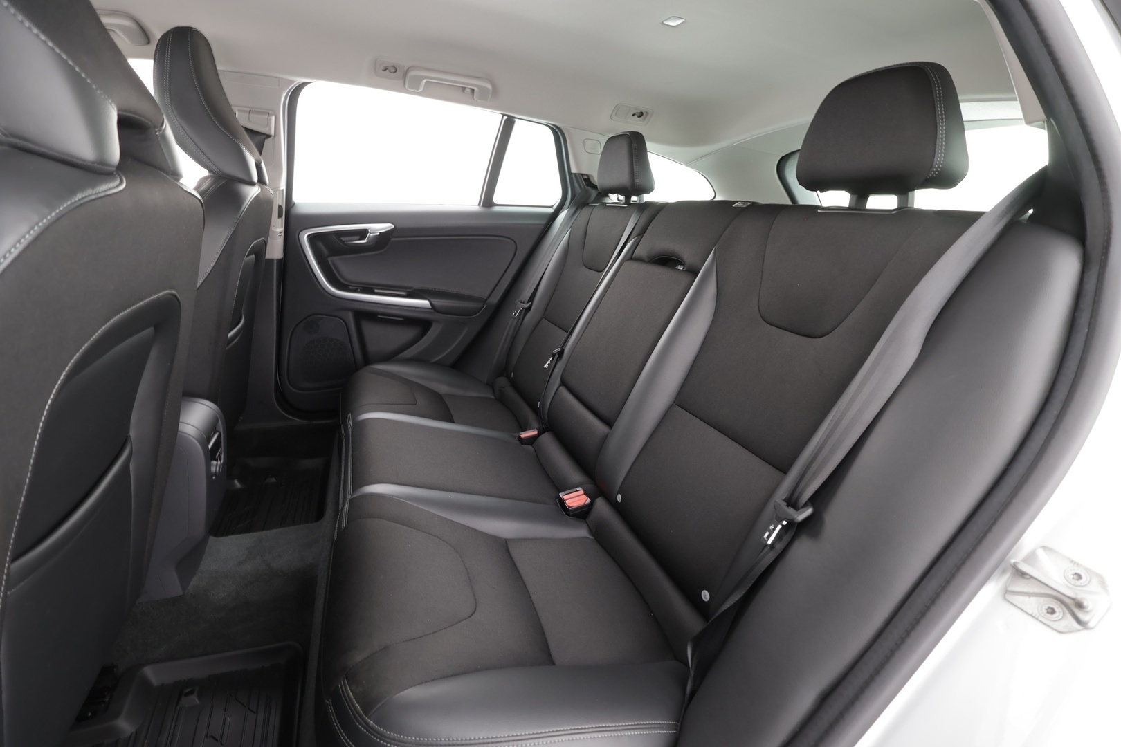 Volvo V60 Cross Country 2018 D4 AWD Business  Classic * ACC / Webasto / Aktiiv.Xenon / P.tutkat / Digimittaristo / Puolinahat / Navi * - Kahdet OEM vanteet / Ei Adblueta / Suomi-auto / Jakopää vaihdettu 2024 - HULLUT JOULUT KORKOTARJOUS 2,49% 